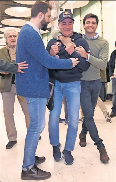  ??  ?? Carlos Sainz es recibido por su hijo a su llegada al aeropuerto de Madrid tras conseguir su tercer Dakar.