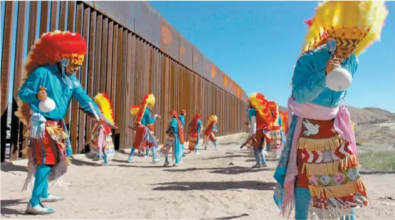  ?? HERIKA MARTINES/ AFP ?? Ritual de Matachines en la frontera de Ciudad Juárez con El Paso, en honor al éxodo centroamer­icano.