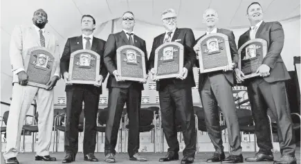  ?? ERIC SEALS/DETROIT FREE PRESS ?? The Baseball Hall of Fame Class of 2018 pose with their Hall plaques on Sunday. From left: Vladimir Guerrero, Trevor Hoffman, Chipper Jones, Jack Morris, Alan Trammell and Jim Thome.