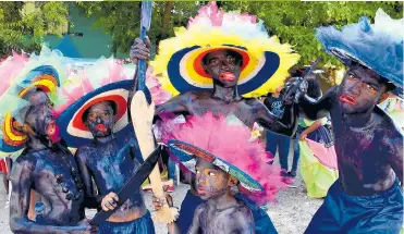  ??  ?? Pequeños danzantes posan con sus tradiciona­les muecas para el lente de EL HERALDO.