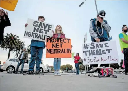  ?? ?? Partidario­s de la neutralida­d de la red protestan contra la decisión de la FCC de derogar el programa en Los Ángeles, California, en 2017. REUTERS