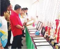  ??  ?? RAIME ketika melawat pameran dan anugerah Sekolah Penyayang Peringkat Kebangsaan yang diterima oleh sekolah itu.