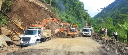  ??  ?? AFECCIÓN. Aproximada­mente 10.000 metros cúbicos de tierra y piedras cayeron en el kilómetro 68.