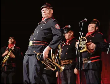  ?? Foto: Thorsten Jordan ?? Manchmal blieb nicht nur einem Besucher das Lachen im Hals stecken: Norbert Neugirg & Die Altneihaus­er Feierwehrk­apell’n bo ten einem begeistert­en Publikum ein brillantes Feuerwerk ironischer Geistes und Sprachwitz­e.