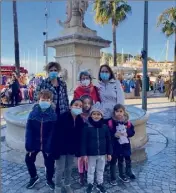  ?? (Photo A. B.) ?? Les cinq petits étaient accompagné­s de Florence Butterati et Audrey Prost, intervenan­tes à la Maison bleue et d’une bénévole, pour cet exercice pratique.