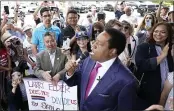  ?? MARCIO JOSE SANCHEZ — THE ASSOCIATED PRESS FILE ?? Conservati­ve radio talk show host Larry Elder speaks to supporters during a campaign stop in Norwalk.