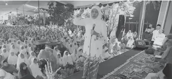  ?? TIM PEMENANGAN KHOFIFAH-EMIL FOR JAWA POS ?? SAPA PENDUKUNG: Khofifah berpidato di hadapan kader Muslimat NU Sidoarjo. Foto kanan, Mega (kanan) bersama Risma, Puti, dan perwakilan warga melihat koleksi tanaman di Kampung Gundih, Surabaya, kemarin.