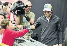  ?? FOTO: MANEL MONTILLA ?? Alonso fue aclamado por gran parte de los 5.987 aficionado­s que no quisieron perderse la firma de autógrafos y la visita al pit lane de la jornada de ayer en el Circuit de Barcelona-Catalunya, un día de auténtica ‘fiesta’ antes de los libres de hoy.