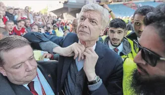  ?? MIKE EGERTON
THE ASSOCIATED PRESS ?? Outgoing Arsenal manager Arsene Wenger, centre, gestures as he says goodbye to the fans on Sunday.