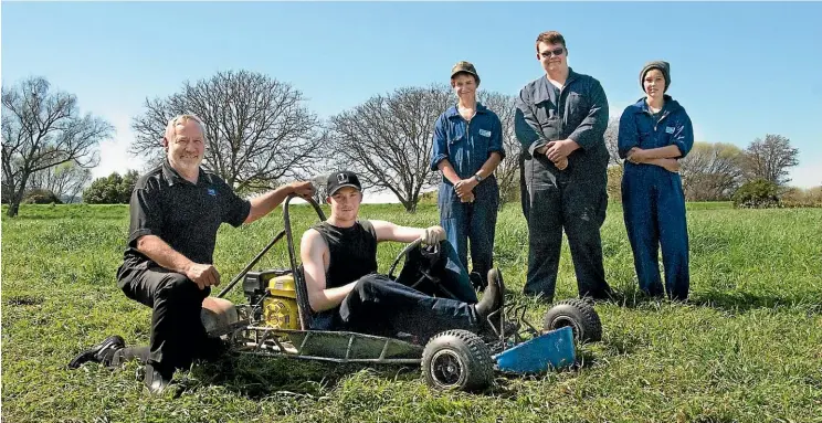  ?? MATT BROWN/STUFF ?? Hoping for a win with their go-karts are, from left, automotive tutor Richard Waddington, Henry Cosgrove-Davies, Luke Paul, Damon Hiscoke and Elliott Papps.