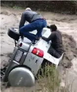  ??  ?? Martinez (right) being helped from his flooded car by an anonymous hero