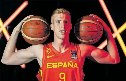  ?? ?? Alberto Díaz, base de la Selección, posa con dos balones antes del Eurobasket del pasado verano que acabó con España campeona.