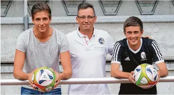  ?? Foto: Kerpf ?? Als neue Trainer für die Bayernliga Frauen des TSV Schwaben Augsburg hat Teammanage­r Roger Schlensog (Mitte) Martin Ja nyga (links) und Christoph Bauer engagiert. Mit Erfolg, denn die beiden sind mit einem 3:2 Pokalsieg gestartet.