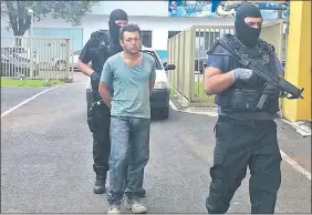  ??  ?? Flavio Acosta Riveros cuando fue detenido. Se lo sindica como uno de los supuestos sicarios del periodista Pablo Medina.