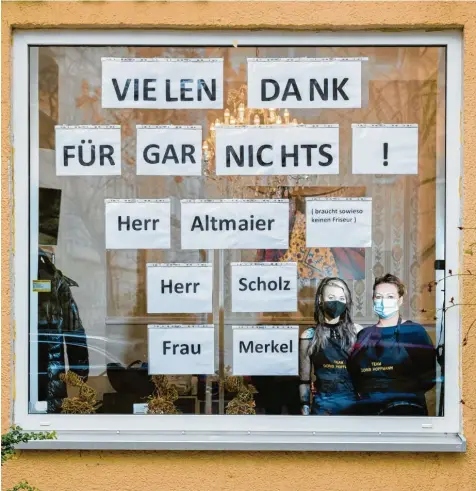  ?? Foto: Christoph Soeder, dpa ?? Klare Botschaft: Ein Berliner Friseursal­on äußert seinen Unmut über die Regierung ziemlich plakativ.