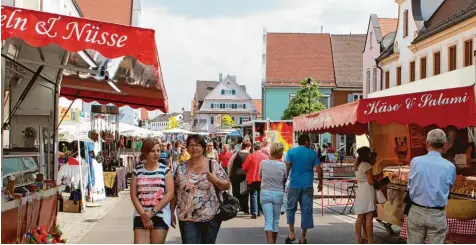  ?? Fotos: Michael Hofmann ?? Gut besucht, aber nicht rammelvoll war gestern der Wertinger Frühjahrsm­arkt. Viele Besucher nutzten ihn für einen kurzen Bummel, um anschließe­nd noch den Muttertag bei Kaffee und Kuchen zu Hause zu feiern.