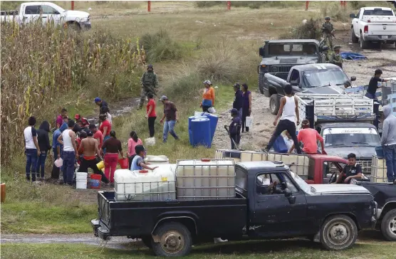  ?? AGENCIA ENFOQUE ?? Vecinos de Tlalancale­ca aprovechan la fuga de gasolina en un ducto, provocada por la delincuenc­ia, para después vender el energético.