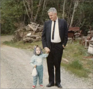  ?? COURTESY OF HEATHER SHELTON ?? Writer Heather Shelton is pictured as a toddler with her father in Napa.