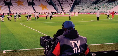  ?? AP ?? Calcio & Tv Un cameraman allo Stadium, prima di Juventus-Inter (2-0) dell’8 marzo. Porte chiuse, niente pubblico: un calcio esclusivam­ente televisivo