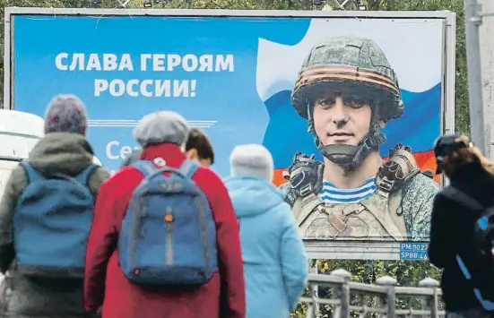  ?? A      A A ?? Un cartell al centre de Sant Petersburg amb el soldat Serguei Tserkovni i el missatge “Glòria als herois de Rússia!”