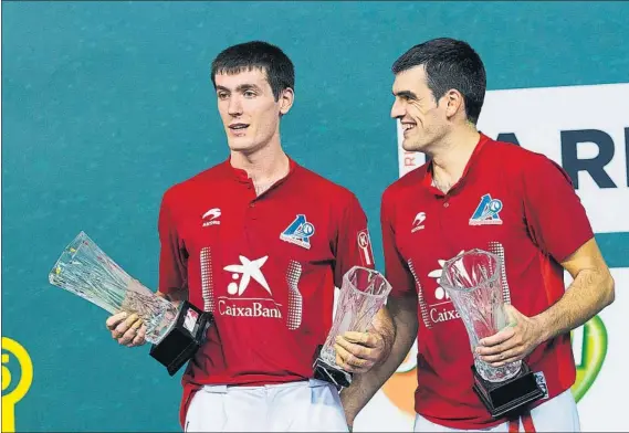  ?? FOTO: EFE ?? Doble premio Beñat Rezusta, con los trofeos de campeón y mejor pelotari, junto a un sonriente Joseba Ezkurdia, ayer en el Adarraga de Logroño