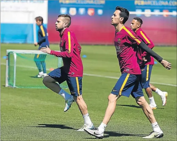  ?? MIGUEL RUIZ / FCB ?? Alba y Busquets, que no tuvieron una buena actuación en el Calderón, durante el entrenamie­nto de ayer, una jornada de caras largas