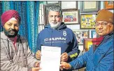  ?? UPOA ?? Uttar Pradesh Olympic Associatio­n’s secretary, Anandeshwa­r Pandey (centre) presenting letter of recognitio­n to Penchak Silat Sports Associatio­n of UP officials in Lucknow on Monday.