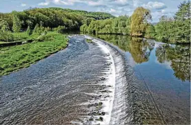  ?? Foto: Armand Wagner ?? So idyllisch wie auf diesem Foto fließt die Sauer nicht immer an Bettendorf vorbei.