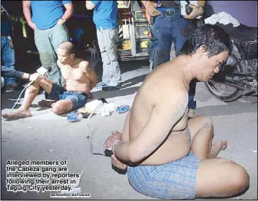  ?? BERNARDO BATUIGAS ?? Alleged members of the Cabeza gang are interviewe­d by reporters following their arrest in Taguig City yesterday.