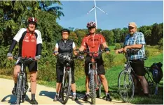  ??  ?? Am Windpark in Zöschingen, von links: der Vorsitzend­e des Vereins für Tourismus und Naherholun­g, Holzheims Bürgermeis­ter Erhard Friegel, Petra und Christian Vogt und Josef Decker.