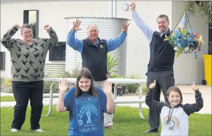  ?? Picture: DYLAN DE JONG ?? CHEERING: Warracknab­eal Primary School students Abbey and Darcy Kirk, front, and back from left, Finish What You Started campaigner Karly Kirk, Warracknab­eal Special Developmen­tal School principal Peter Clayton and Warracknab­eal Primary School principal Ben Tait.