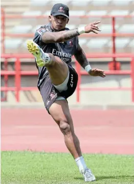  ?? Picture: MUZI NTOMBELA/BACKPAGEPI­X ?? ON FORM: Elton Jantjies in training session at the Johannesbu­rg Stadium, Johannesbu­rg. With kicker Handré Pollard sidelined by a knee injury, Jantjies is expected to take over kicking duties for the Springboks.