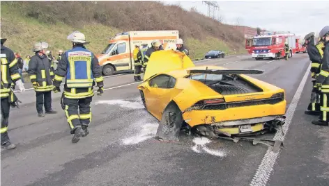  ?? FOTO: FREIWILLIG­E FEUERWEHR MEERBUSCH ?? Die Airbags retteten dem 67-jährigen Fahrer sowie dessen 20-jährigem Sohn wohl das Leben. Der Vater erlitt lediglich einige Prellungen, der Sohn hatte keine Verletzung­en. Der Wagen war mit Tempo 200 in die mittlere Leitplanke geraten.