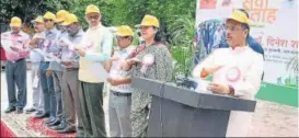  ?? HT PHOTO ?? Deputy chief minister Dinesh Sharma administer­ing the oath to bureaucrat­s and officials of the government’s secondary education department while launching the Sewa Saptah (service week) in Lucknow on Saturday.