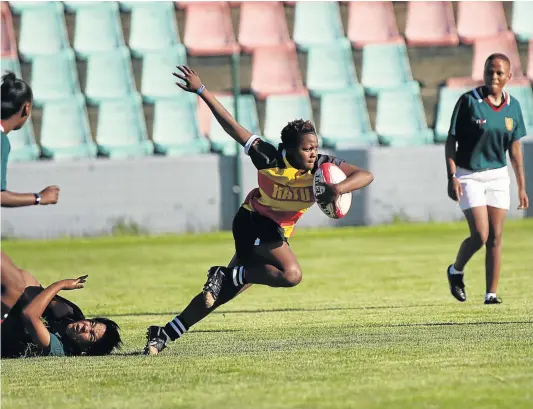  ?? Picture: MICHAEL PINYANA ?? ON THE RUN: Buffalo City Metro Sevens player Unam Tose takes off with the ball against Sarah Baartman municipali­ty after beating them 41-0, during the Steve Vukile Tshwete Games yesterday. The BCM team were in uncompromi­sing mood when they thundered home