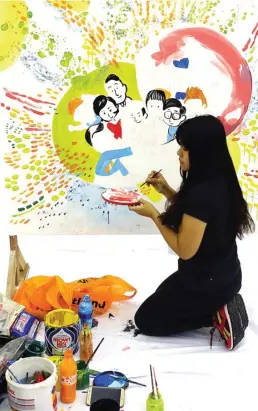  ?? DIPTA WAHYU/JAWA POS ?? WADAH KREATIVITA­S: Tio Tiffani Amanda, salah seorang peserta lomba mural, menyelesai­kan karyanya pada Komfiest Universita­s Widya Mandala Surabaya kemarin.