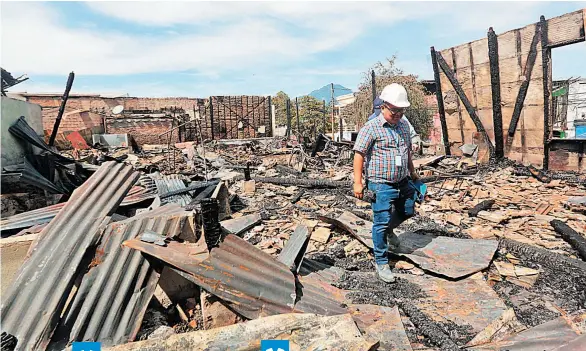  ??  ?? Pérdida. La Alcaldía de San Salvador indicó que fueron cuatro mesones los que se consumiero­n con el incendio.