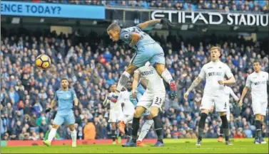  ??  ?? EN FORMA. Gabriel Jesús, que ya marcó entre semana, hizo dos goles al Swansea, uno de ellos el 2-1 final.