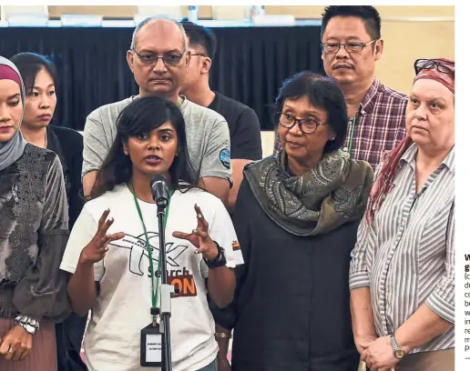  ?? — AFP ?? We’ll never give up: Grace (centre) speaking during the press conference after being presented with the final investigat­ion report on the missing flight in Putrajaya.