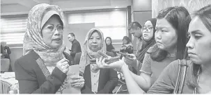  ??  ?? MERI PENERANG: Fatimah lebuh dikerandau raban pengarang berita seraya ngayanka bup ti deka dipenyadik­a nyerumba pengerami ngintu Hari Orang Indu Renggat Nengeri Sarawak 2018, kemari. Lalu diperatika Rosey.