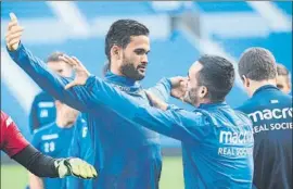  ?? FOTO: UNCITI ?? Willian José y Juanmi bromean en el entrenamie­nto de ayer en Anoeta