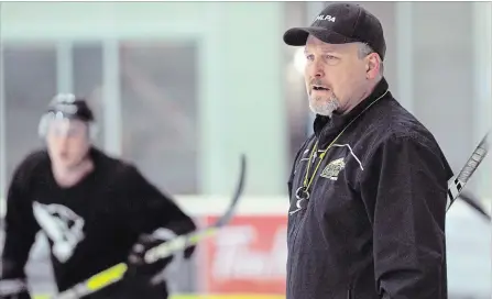  ?? TODD MCEWEN NORTHUMBER­LAND NEWS ?? John Druce is seen leading a Cobourg Cougars practice at the Cobourg Community Centre on May 4, 2017 in preparatio­n for the national junior A championsh­ip RBC Cup. The host Cougars won the title but then dumped Druce as Cougars after a slow start to...