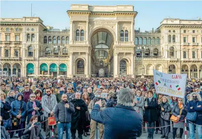  ??  ?? Piazza Duomo Manifestaz­ione di negazionis­ti ieri in piazza del Duomo a Milano: molti erano senza mascherina