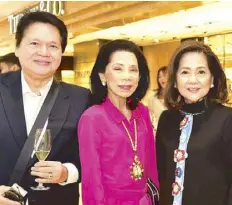  ??  ?? Rupert and Tina Jacinto with Carol Mercado.