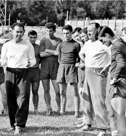  ??  ?? Početak 60-ih Bukovi (desno u bijeloj majici) bio je prvi trener Dinama, a Milan Antolković pomoćnik, kasnije i nasljednik DVOKATNICA U KUPSKOJ NEKAD I SAD Dva desna prozora na drugom katu (sada imaju spuštene rolete) pripadala su stanu u kojemu je živio Bukovi, dok Žitkovići žive na prvom katu