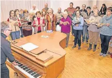  ?? RP-FOTO: BUSCH ?? Udo Witt, am Flügel stehend die Orchesterb­egleitung spielend, hatte bei der Probe nur wenig an den Dülkener Sängern auszusetze­n.