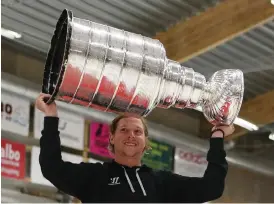  ?? Bild: Mats Åstrand ?? Nhl-proffset Nicklas Bäckström fick lyfta Stanley Cup-bucklan 2018 när Washington vann finalen mot Vegas. Nu står det klart att Bäckström stannar ytterligar­e fem år i laget.