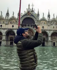  ??  ?? Il selfie di Matteo Salvini in piazza San Marco allagata che è stata oggetto di molte critiche al leader leghista sui social