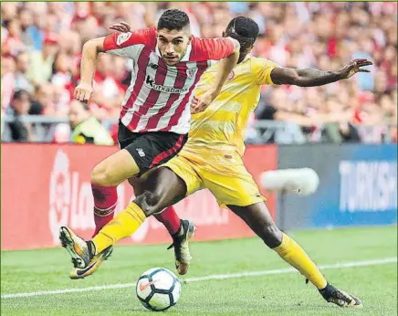  ?? FOTO: EFE ?? Unai Núñez El central rojiblanco se va de un jugador del Girona durante el partido del pasado domingo en San Mamés