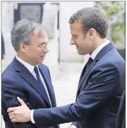  ?? (Photo AFP) ?? Emmanuel Macron est venu apporter le soutien de la France à l’ambassadeu­r britanniqu­e, Edward Llewellyn, avant de signer le livre de condoléanc­es ouvert à l’ambassade.